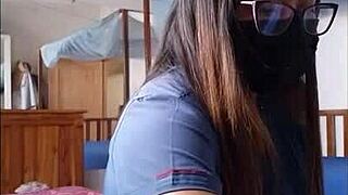 enfermera se prepara para su jornada laboral presumiendo que pacientes la quieren follar como zorra porno