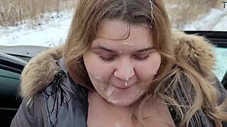 Enorm facial på søt BBW-blondine med store naturlige pupper i regnvær