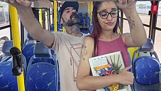 Studentka pochylona i obmacywana przez starego faceta w autobusie