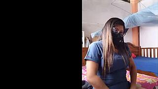 enfermera se prepara para su jornada laboral presumiendo que pacientes la quieren follar como zorra porno