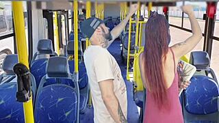 Študentka ohnutá a ohmatávaná starým mužom vo verejnom autobuse