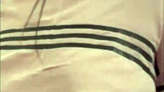 Universitaria Ceduse A Compa�ero De Clases Mientras Estan Charlando