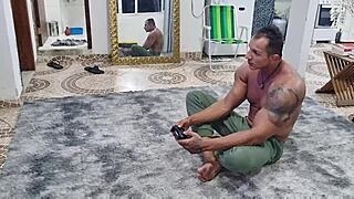 mulher interrompeu meu jogo e eu fodi o rabo dela pra ensinar