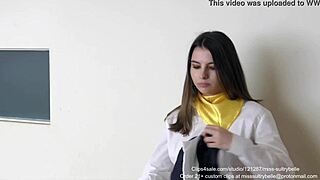 Szépséges csaj kap seggverést cuki jelenetben