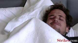 يا، ابن الزوج ينيك زوجة الأب وهي تقرأ مجلة!