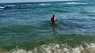 Чуках майката на приятеля си на плажа и в хотела POV