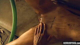 Brinetka savijena u šumi za dogi liženje