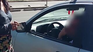 masturbo a un extraño en su auto