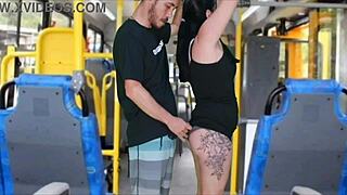 荒谬公共巴士行动，家伙摩擦棕发女孩直到射精