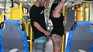 Absurdes öffentliches Bus-Action, Typ reibt an Brünetten bis er fertig ist