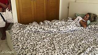 Takže tenhle chlap nepoužil kondom, když vklouzl do oholený kundi ženy svého kamaráda