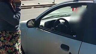 masturbo a un extraño en su auto