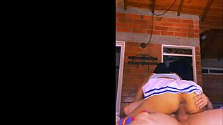 La madrastra de su amiga tenía una voz suave y sensual que lo hacía sentir como si estuviera en un sueño cada vez que hablaba con él