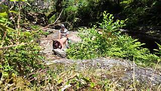 누드 비치에서 낯선 남자가 놀란 여자를 세게 박아