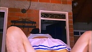 La madrastra de su amiga tenía una voz suave y sensual que lo hacía sentir como si estuviera en un sueño cada vez que hablaba con él