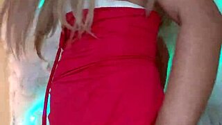 transexual caliente en rojo baila seductoramente