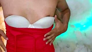 transexual caliente en rojo baila seductoramente