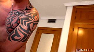 Cuki szöszi twink el van ragadtatva a hatalmas fasz érzésétől