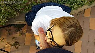 Katso miten hän imee tämän sieni-päisen kyrvän ja pyytää spermaa