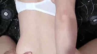 Man, I’m freakin’ out, novinha begged me to pound hard and gape her slutty ass!