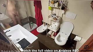 Ik gluurde naar die gast in de douche die rukte, zo geil