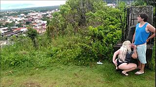 블론드 아프리카 커플 해변에서 도그스타일 섹스와 블로우잡, 큰 엉덩이 숙여서