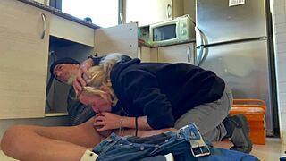 Kuuma vaimo imee putkimiehen isoa kyrpää keittiössä cum-lopetuksella 😏