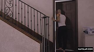 Spierbundel zwarte gay bodybuilder neukt Europeaan bareback met monsterlul