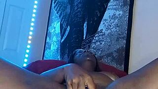 i love fingering my wet big ass with toys