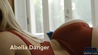 大きな丸い尻のポルノスター金髪Abella Dangerがソロでワイルドにポーズしながら脱ぐ