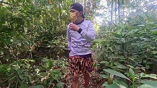 Nakita ko siyang umiihi sa gubat, hindi inaasahan ang offer ko