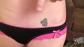 Sveža blondinka 18+ dobi globoko creampie od učitelja. Je ta najstnica 18+ pripravljena na tako trd doggystyle?