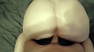 Het PAWG stemor med store naturlige pupper fanger stemgutten som runker, hjelper ham ferdig