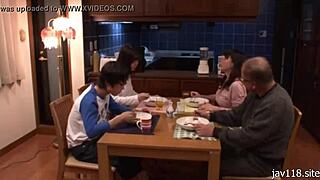 女老师床上猛烈撞击男孩