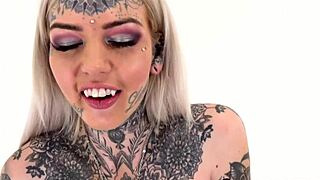 Hey, tattooed Amber Luke rides the tremor toy first time!