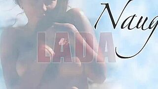 Ej, moja exhibičná prechádzka ma nechala nahú vonku... oj!