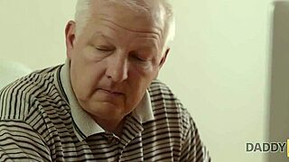 डैडी4के, ऑर्नेला ओल्ड मैन के सेक्सुअल चार्म को रेसिस्ट नहीं कर सकती! 😍