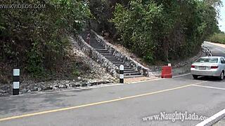 Uh, meu rolê exibicionista me deixou peladona na rua... ops!