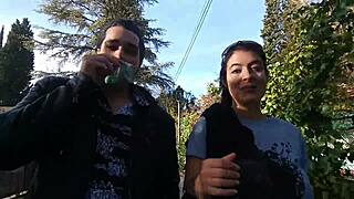 Да ли си видео како најбоље пријатељице дају храбри пушење на јавној улици?