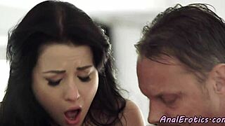 작은 가슴 18+ 미녀 꽉 끼는 엉덩이 박히는 거 봐?