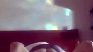 青藤妹妹 mature asian beauty eagerly rides a big monster cock barefoot in close-up 😍