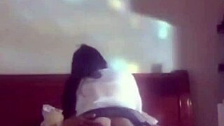 青藤妹妹 mature asian beauty eagerly rides a big monster cock barefoot in close-up 😍