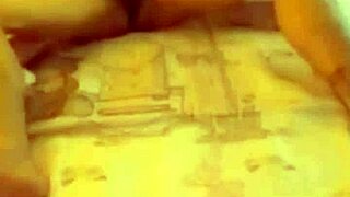 青藤妹妹 mature asian beauty eagerly rides a big monster cock barefoot in close-up 😍