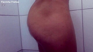 abrindo meu cuzinho na hora do banho