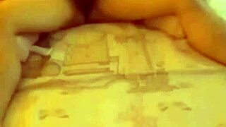 青藤妹妹 mature asian beauty eagerly rides a big monster cock barefoot in close-up 😍