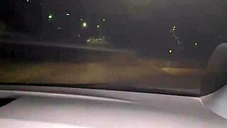 Desconocido se folla a joven colombiana después de la disco sexo en auto público.