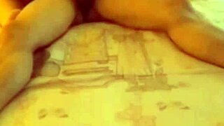 青藤妹妹 mature asian beauty eagerly rides a big monster cock barefoot in close-up 😍