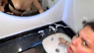 Desconocido se folla a joven colombiana después de la disco sexo en auto público.