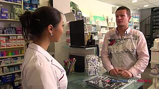 Pharmacienne française se fait baiser le cul par grosse bite ?