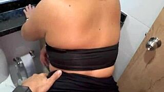 Desconocido se folla a joven colombiana después de la disco sexo en auto público.